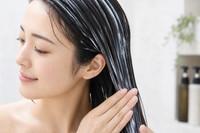 キューティクルが傷むとどうなる？補修方法と髪をパサつかせないケアのポイント